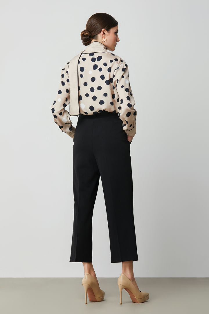 Fit cut cropped pants