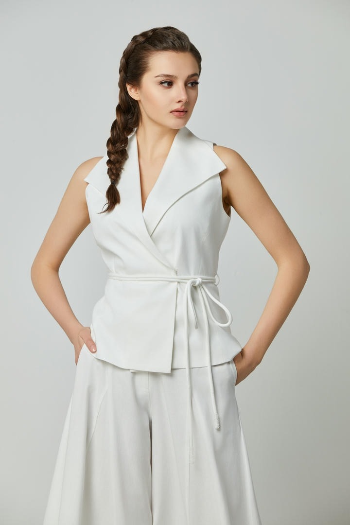 Collared neck vest