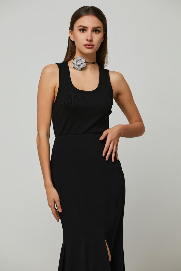 ribbed flattering silhouette top