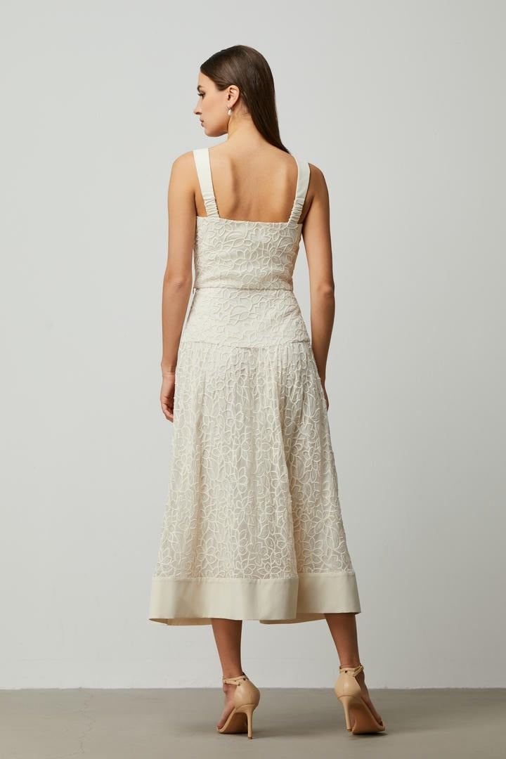Floral pattern lace skirt