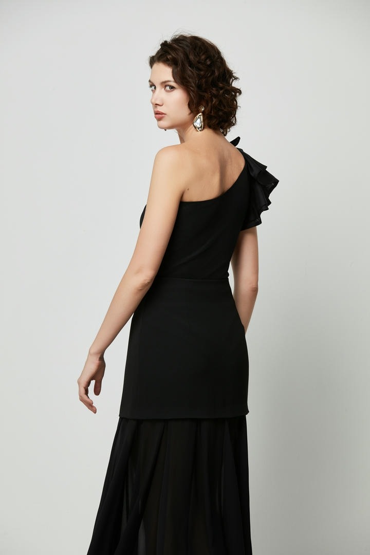 Bold ruffled shoulder top