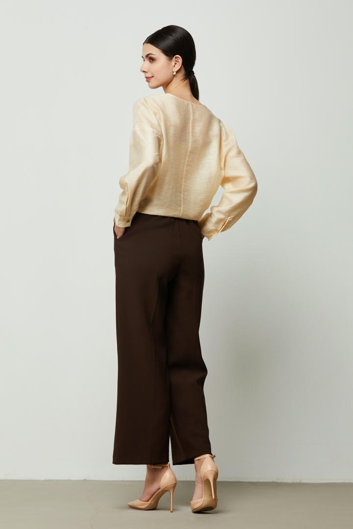 Shirt with knot details